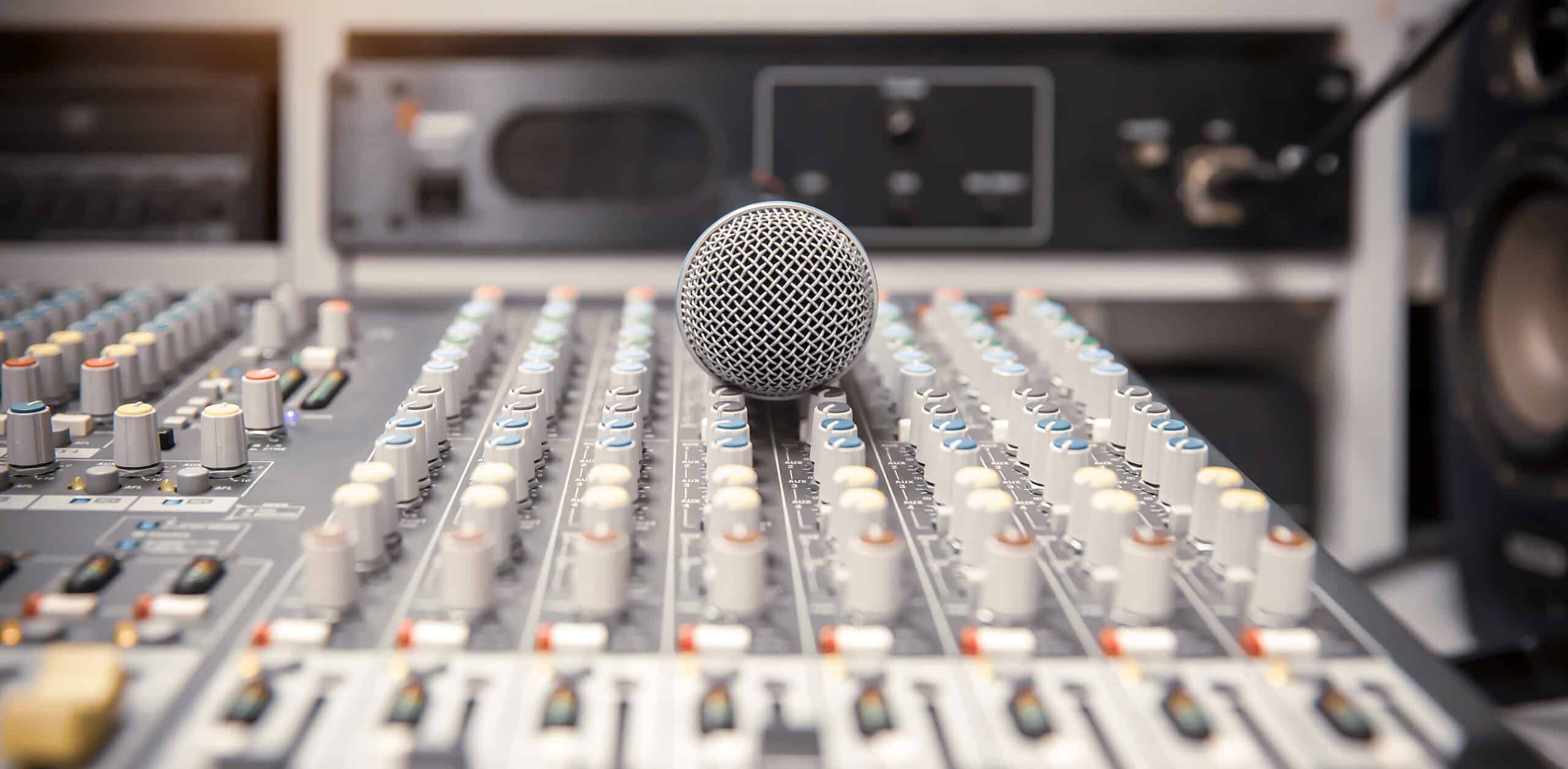 mikrofon mit mixer audio im studio fuer live medien und tonaufnahmen scaled